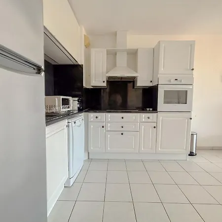 2 Pieces Avec Terrasse, Proche Des Plages *