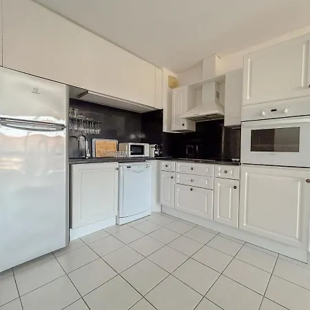 2 Pieces Avec Terrasse, Proche Des Plages * Fréjus