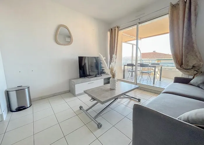 2 Pieces Avec Terrasse, Proche Des Plages Fréjus